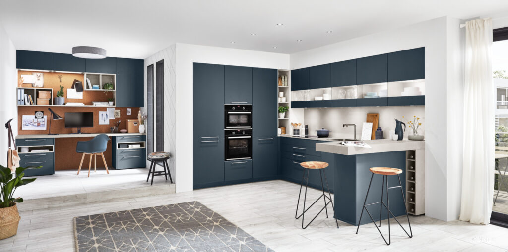 Blaue Küche mit kleiner Büroeinheit